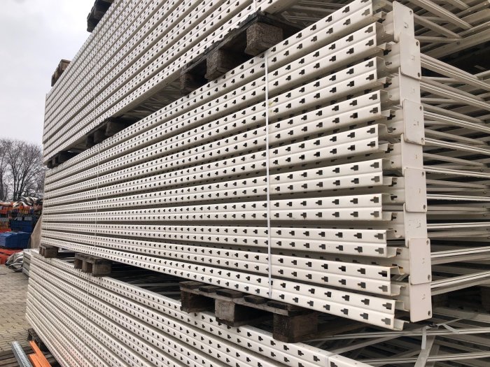 Modern Expo pallet racking